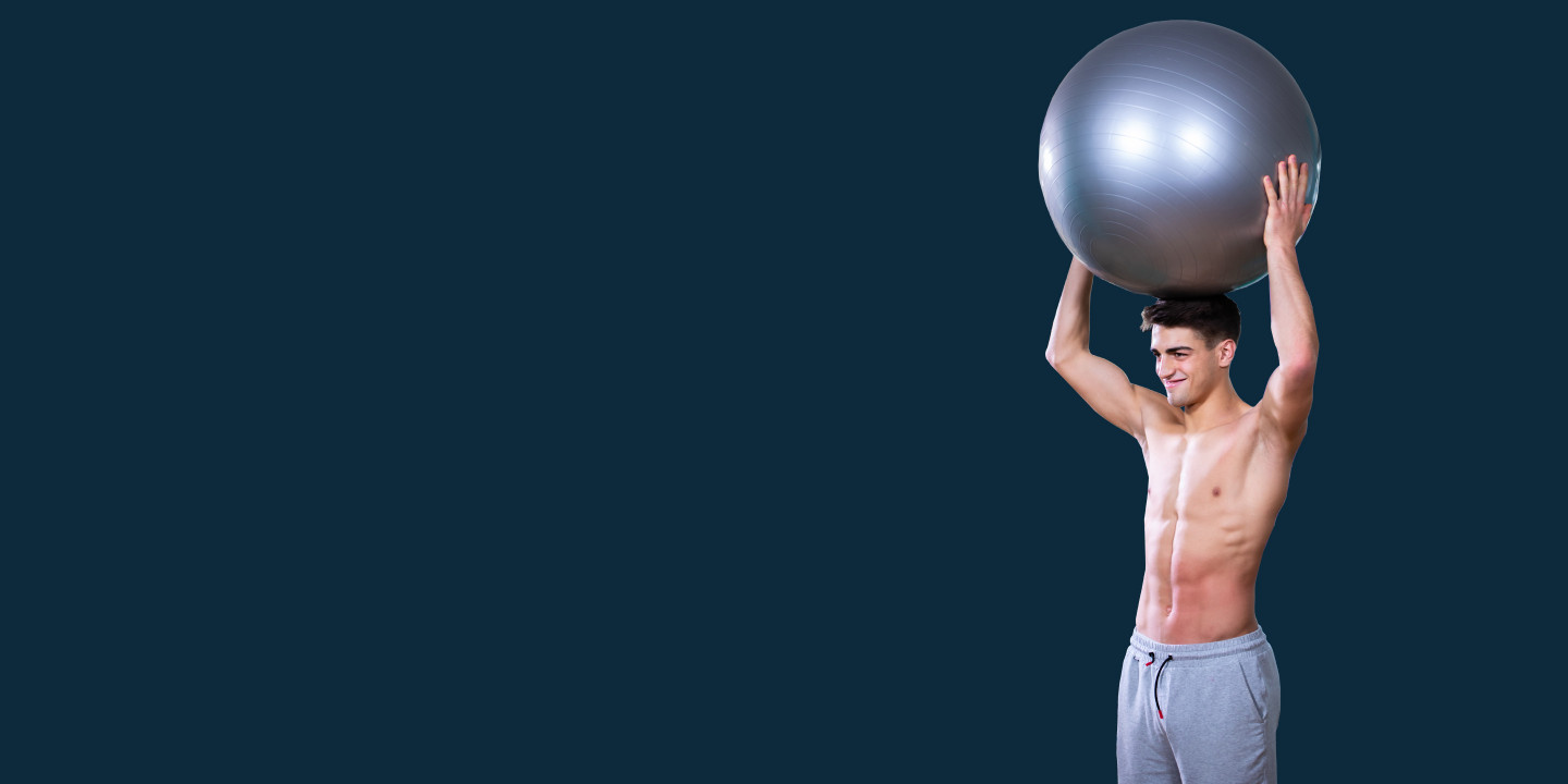 Patient hebt ein Ball über sein Kopf